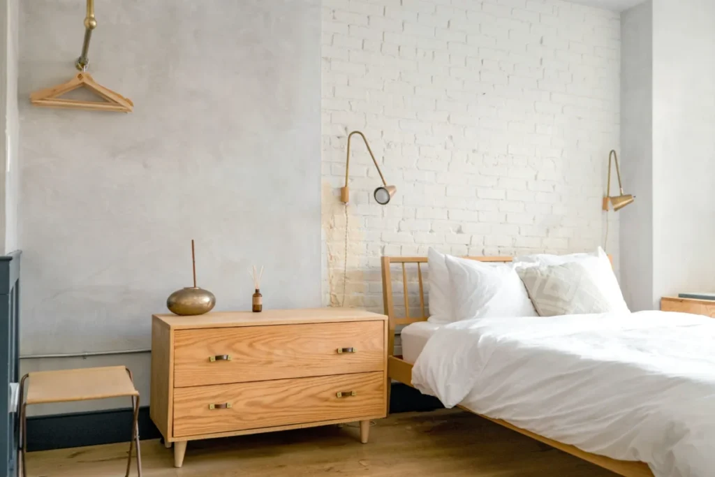 El arte del Feng Shui: Cómo organizar tu casa para transformar tu vida Imagen que muestra un dormitorio con una cama pegada a la pared sin nada de bajo con las normas del Feng Shui