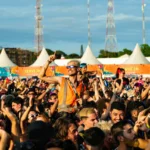 Imagen de un festival al aire libre bajo un día soleado para ilustrar los gadgets imprescindibles.