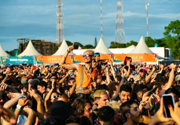 Imagen de un festival al aire libre bajo un día soleado para ilustrar los gadgets imprescindibles.