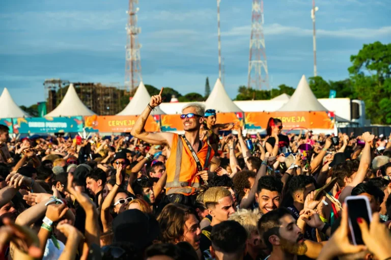 Imagen de un festival al aire libre bajo un día soleado para ilustrar los gadgets imprescindibles.