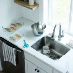 Imagen que muestra el fregadero de la cocina de una casa con un atasco en la tubería