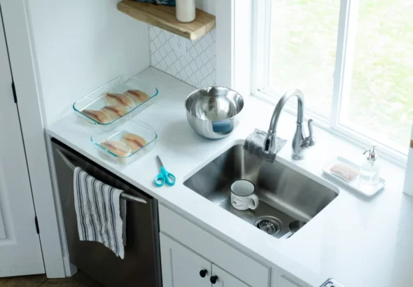 Imagen que muestra el fregadero de la cocina de una casa con un atasco en la tubería