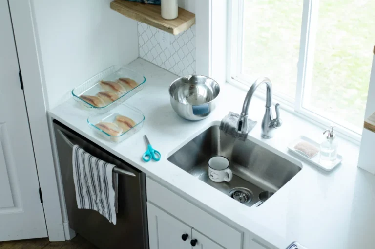 Imagen que muestra el fregadero de la cocina de una casa con un atasco en la tubería