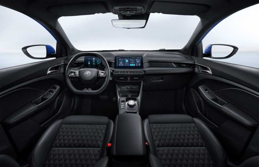 El golazo de MG con descuentos de hasta 12.800€ hasta final de mes Imagen que muestra la parte delante interior del coche MG3 Hybrid, donde muestra los asientos de conductor y copiloto además del salpicadero