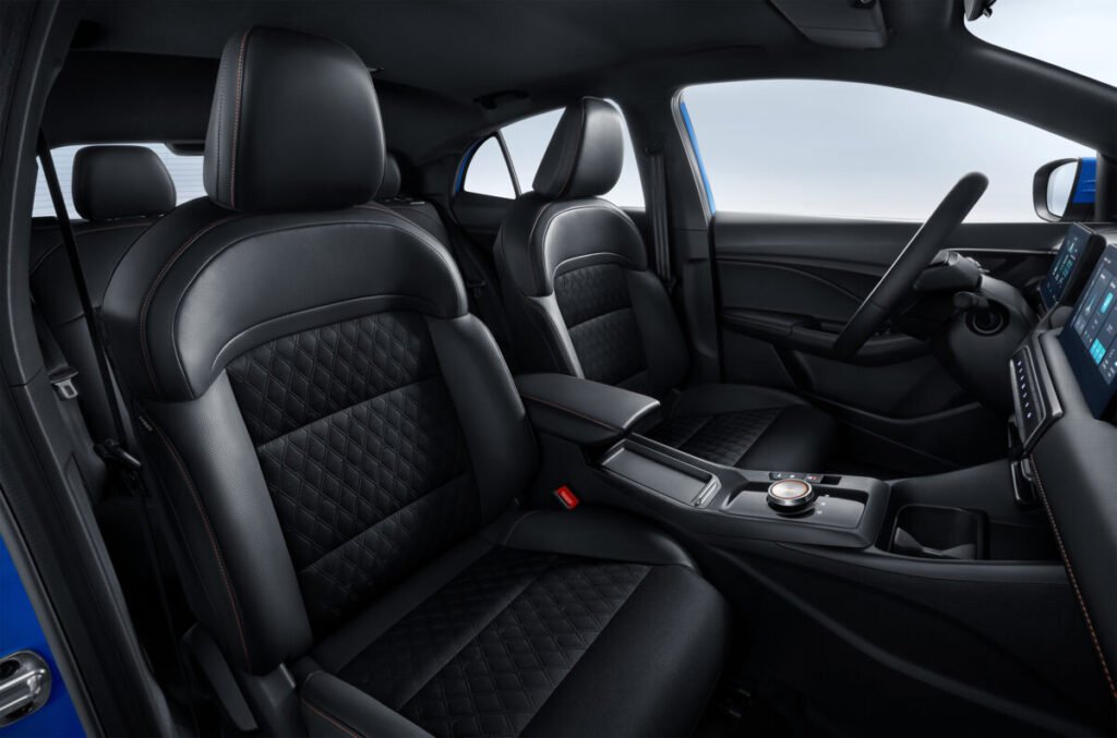 El golazo de MG con descuentos de hasta 12.800€ hasta final de mes Imagen que muestra los asientos de la parte delante del MG3 Hybrid , mostrando asiento conductor y copiloto