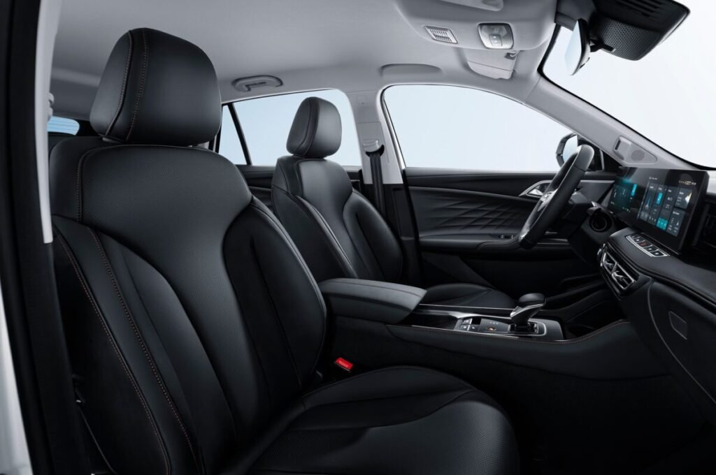 El golazo de MG con descuentos de hasta 12.800€ hasta final de mes Imagen de la parte delantera interior con vistas al asiento del conductor y copiloto del MG HS PHEV