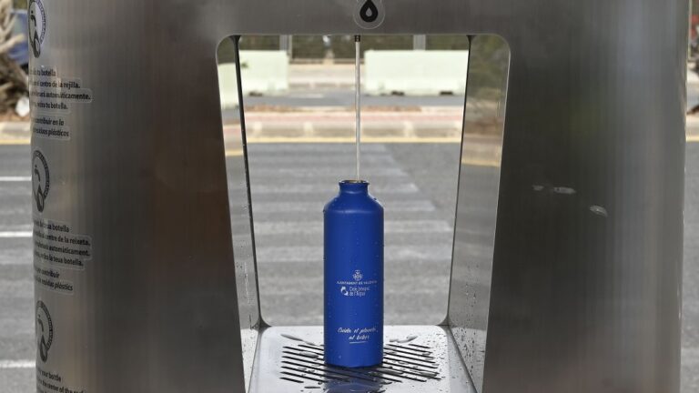 Valencia activa 77 super fuentes gratis para el verano con agua fría Imagen que muestra una de las fuentes PUSDAR en Valencia