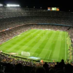 Imagen que muestra un campo de fútbol abarrotado de gente con los fútbolistas posicionados en una de las alineaciones del fútbol actual