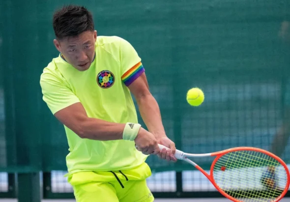 Imagen que muestra a uno de los participantes de los Gay Games de Valencia jugando a tenis