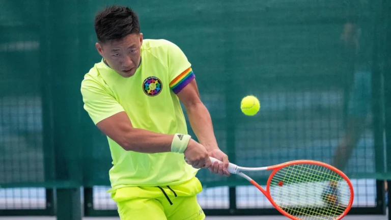 Imagen que muestra a uno de los participantes de los Gay Games de Valencia jugando a tenis