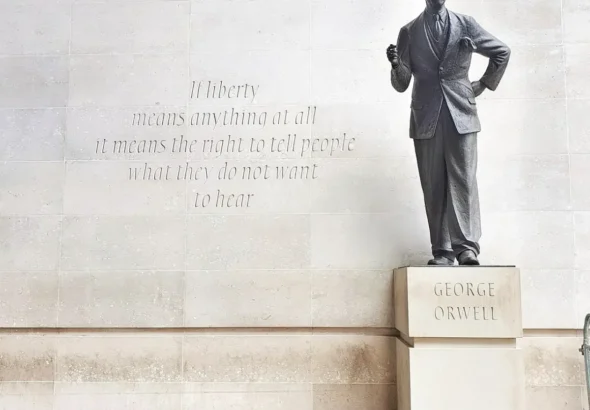 Imagen que muestra la estatua de George Orwell at BBC Broadcasting House