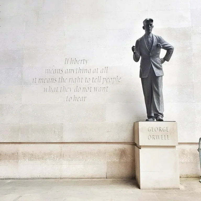 Imagen que muestra la estatua de George Orwell at BBC Broadcasting House
