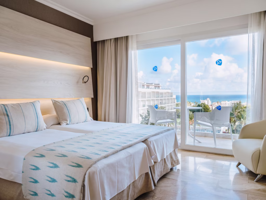 Olvídate del dolor de cabeza de organizar tus vacaciones: estos tres chollos a las Baleares te lo dan todo hecho Imagen que muestra una de las habitaciones del Grupotel Gran Vista & SPA