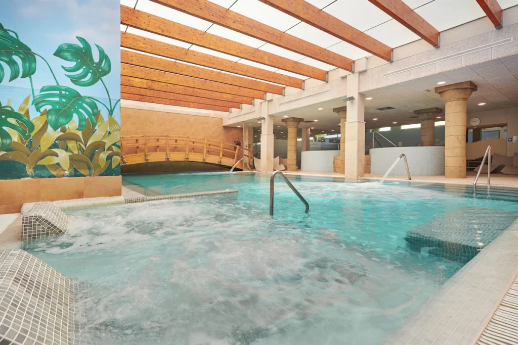 Olvídate del dolor de cabeza de organizar tus vacaciones: estos tres chollos a las Baleares te lo dan todo hecho Imagen que muestra la piscina interior del Grupotel Gran Vista & SPA