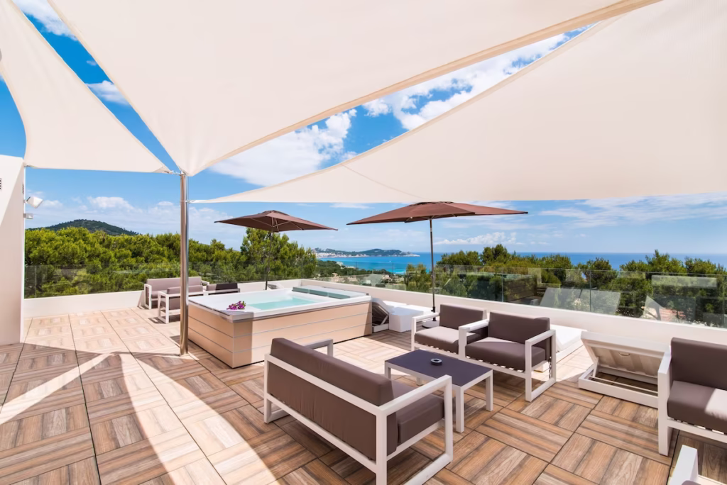 Olvídate del dolor de cabeza de organizar tus vacaciones: estos tres chollos a las Baleares te lo dan todo hecho Imagen que muestra las vistas del Hotel Na Taconera desde la terraza