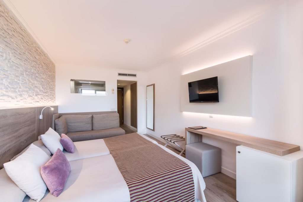 Olvídate del dolor de cabeza de organizar tus vacaciones: estos tres chollos a las Baleares te lo dan todo hecho Imagen de una de las habitaciones del Hotel Na Taconera