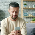 Imagen de un chico viendo los muebles de IKEA para renovar su salón.