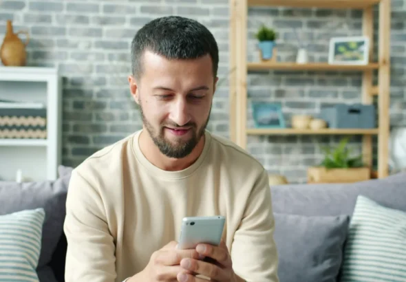 Imagen de un chico viendo los muebles de IKEA para renovar su salón.
