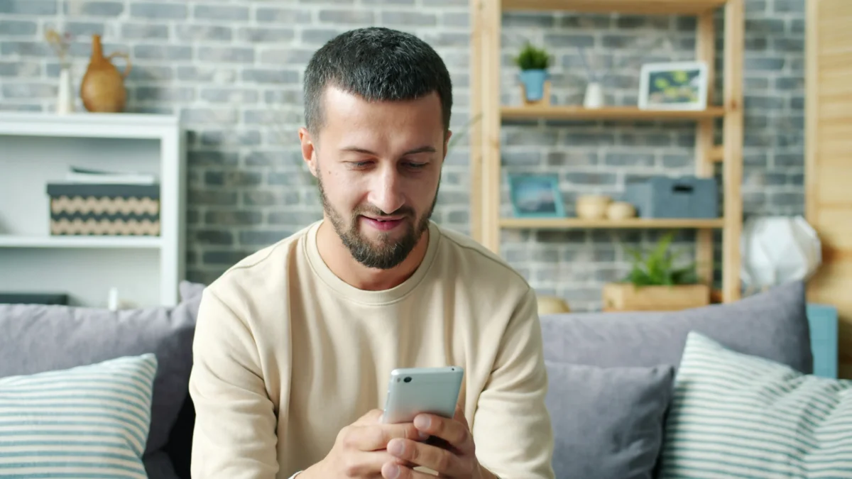 Imagen de un chico viendo los muebles de IKEA para renovar su salón.