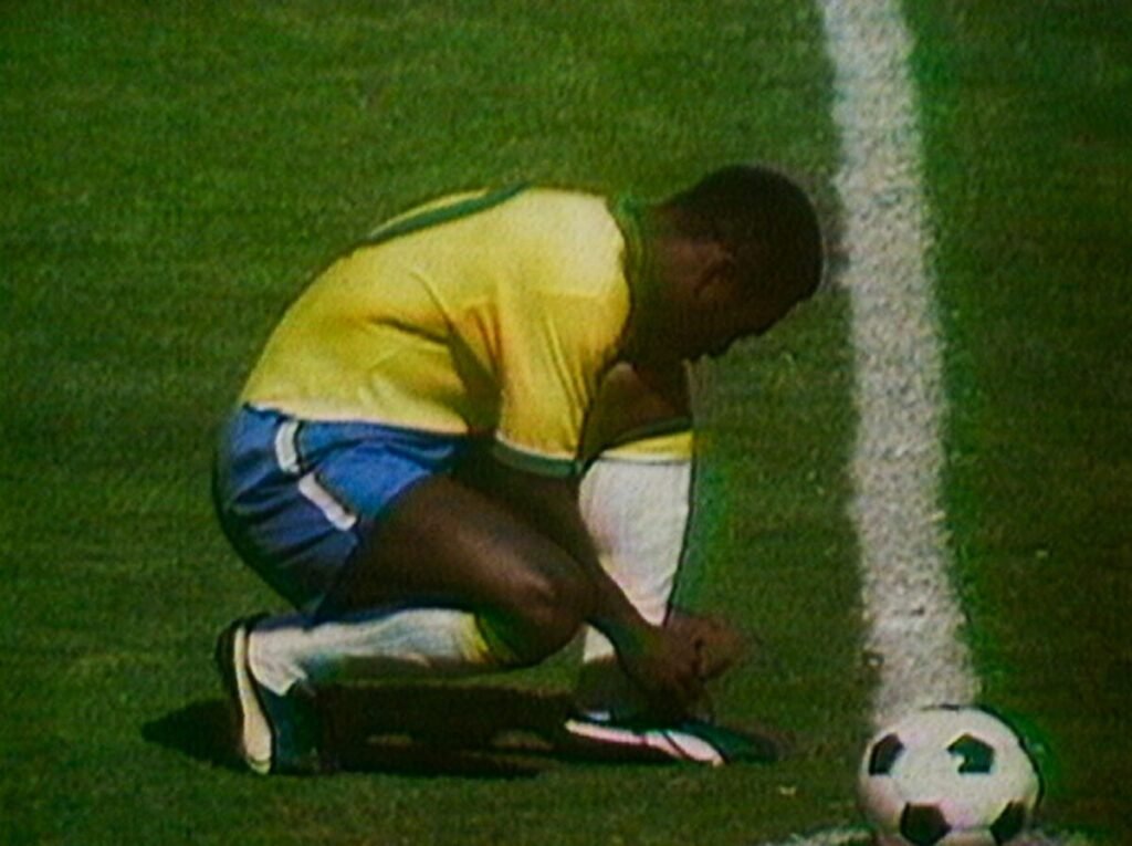 Movistar Plus+ calienta el Mundial 2026 con cinco documentales La imagen muestra a Pelé deteniendo el mundial para atarse las zapatillas Puma.