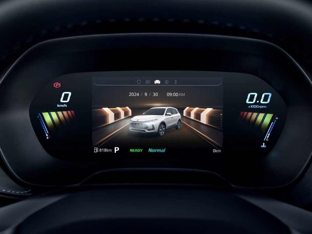 El golazo de MG con descuentos de hasta 12.800€ hasta final de mes Imagen que muestra en primer plano la pantalla digital del conductor en el MG ZS Hybrid