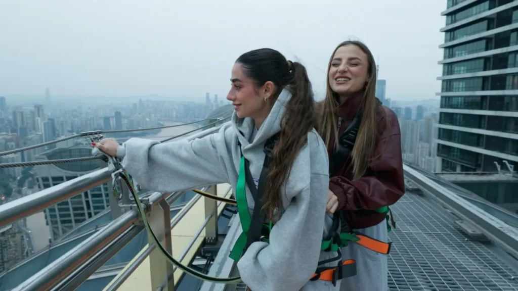 De la Gran Muralla al bungee jumping más alto del mundo: los secretos del nuevo viaje de Jesús Calleja Imagen de una de las escenas de las invitadas en el nuevo programa de Jesús Calleja
