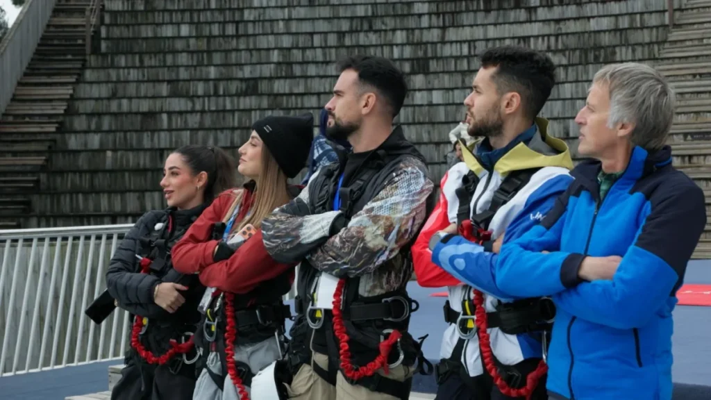De la Gran Muralla al bungee jumping más alto del mundo: los secretos del nuevo viaje de Jesús Calleja Imagen de Jesús Calleja junto a sus invitados en el nuevo programa que estrena en Telecinco