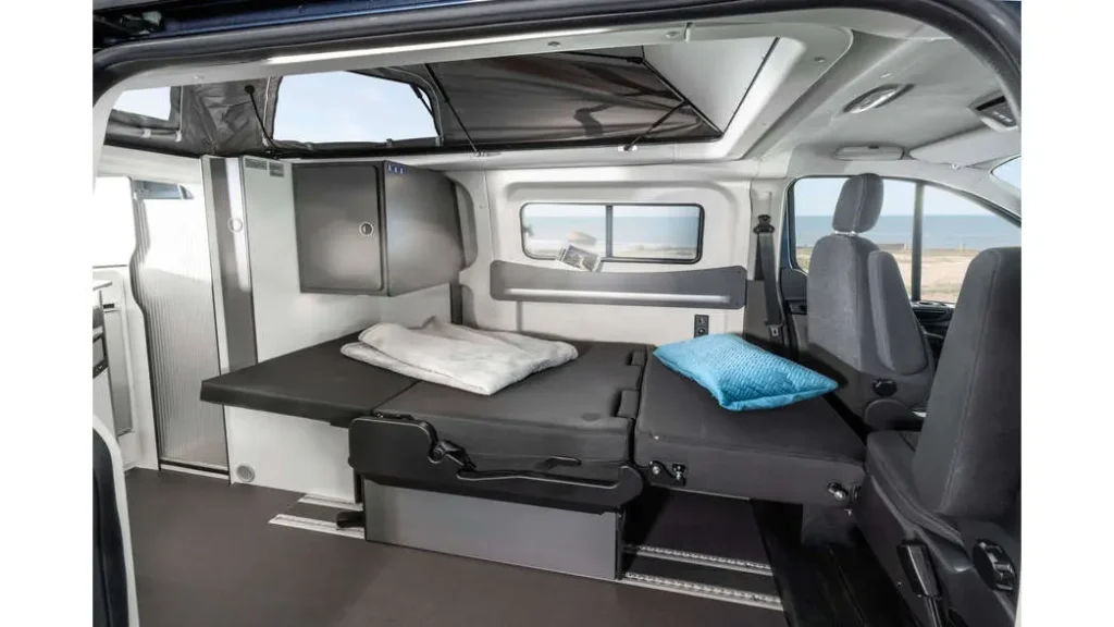 Ni hotel ni apartamento: la tendencia que arrasa para viajar por Andalucía este verano Imagen que muestra el interior de la autocaravana Karmann Duncan 545 mostrando la parte trasera con el colchón extendido