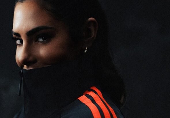 Imagen que muestra a Kelsey Plum con una sudadera de adidas