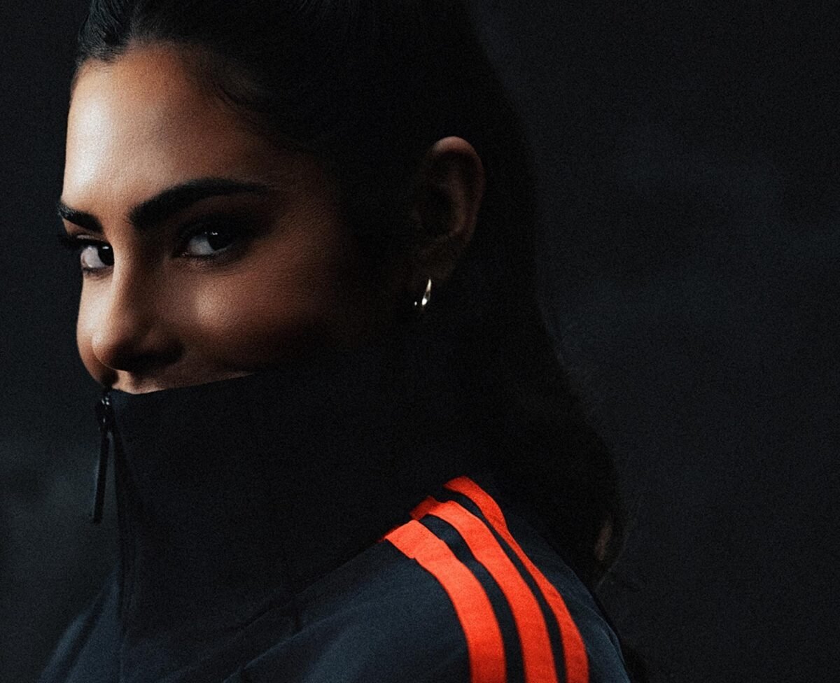 ¿Qué zapatillas llevará la estrella de Los Angeles Sparks Kelsey Plum? Imagen que muestra a Kelsey Plum con una sudadera de adidas