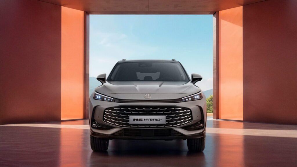 El golazo de MG con descuentos de hasta 12.800€ hasta final de mes Imagen que muestra el MG HS Hybrid+ parte exterior delantera