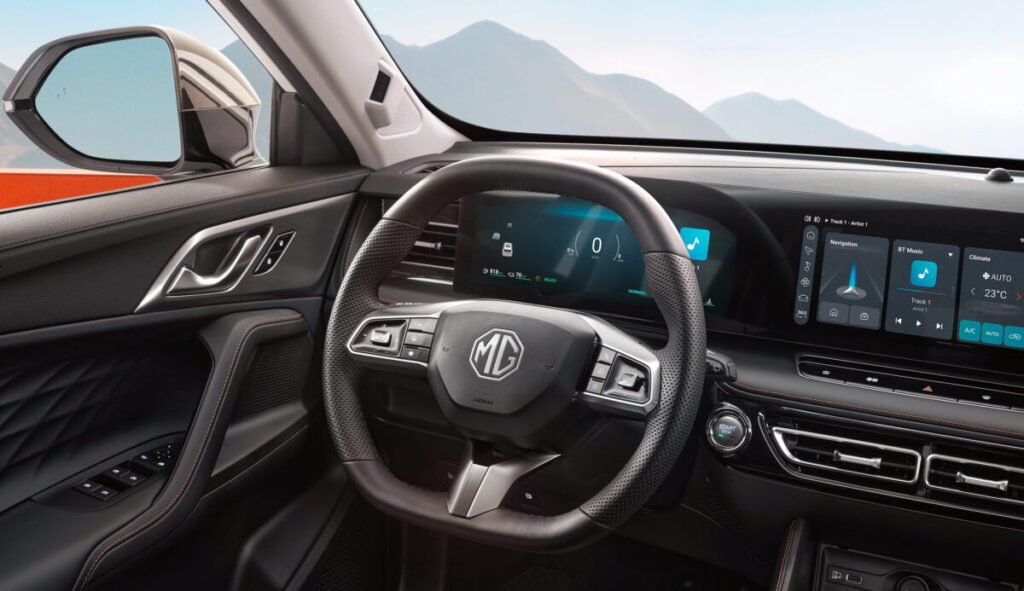 El golazo de MG con descuentos de hasta 12.800€ hasta final de mes Imagen que muestra el salpicadero del conductor con volante y pantallas del MG HS Hybrid+