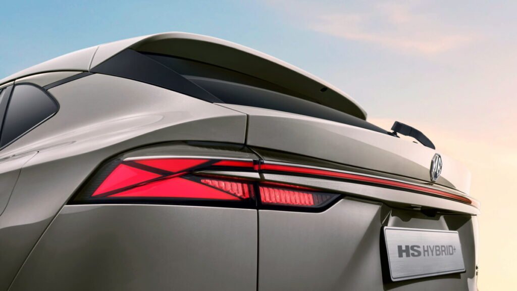 El golazo de MG con descuentos de hasta 12.800€ hasta final de mes Imagen de los detalles de parte trasera y faros del MG HS Hybrid+