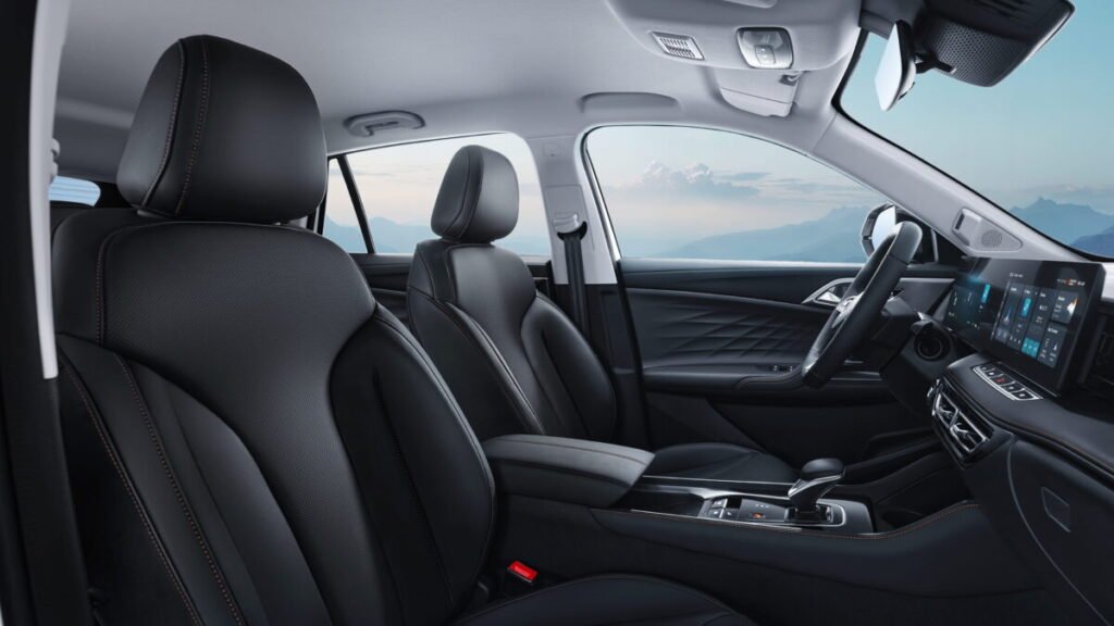 El golazo de MG con descuentos de hasta 12.800€ hasta final de mes Imagen del interior de la parte delante del MG HS Hybrid+ que muestra el asiento del conductor y del pasajero