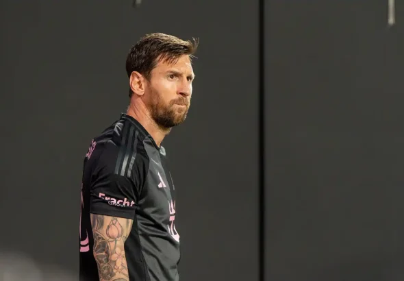 Imagen que muestra a Leo Messi en el campo de fútbol