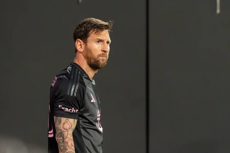Imagen que muestra a Leo Messi en el campo de fútbol
