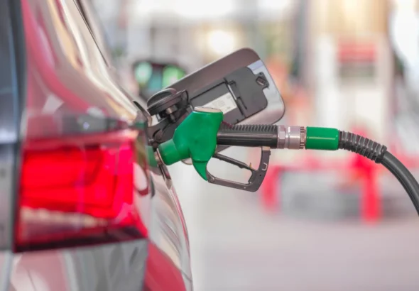 Imagen que muestra una persona en la gasolinera llenando el depósito con la nueva ley anticrisis de carburantes