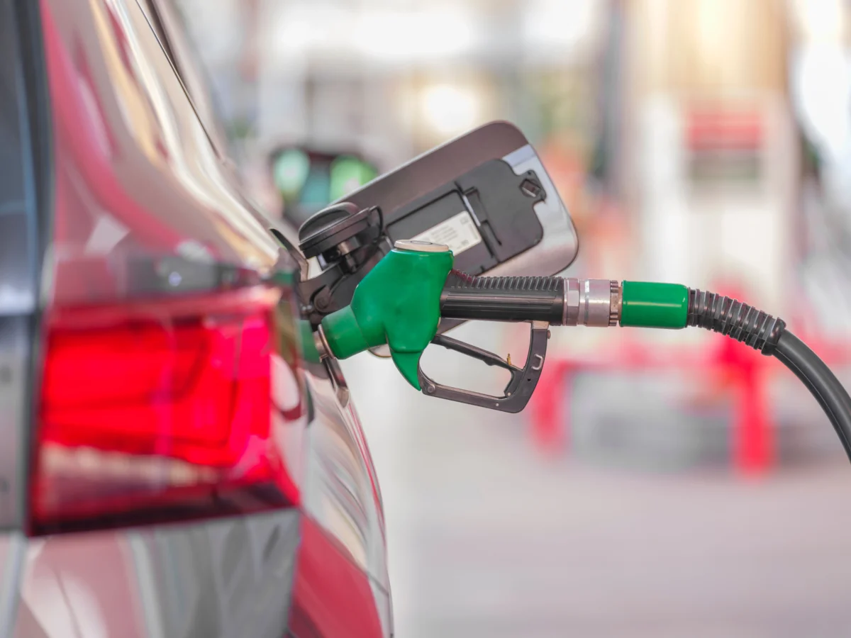 Imagen que muestra una persona en la gasolinera llenando el depósito con la nueva ley anticrisis de carburantes