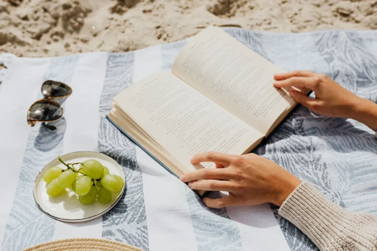 Tres lecturas imprescindibles para este verano. El libro que acompaña en la playa.