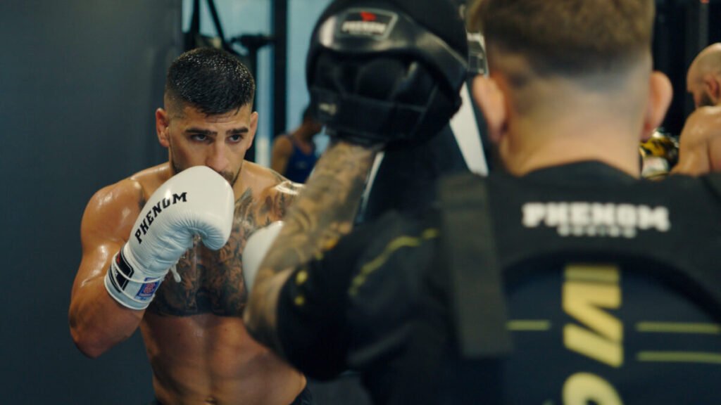 Los Topuria llega este 5 de junio a HBO Max Imagen que muestra a Ilia Topuria Bendeliani entrenando