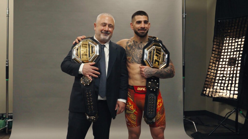 Los Topuria llega este 5 de junio a HBO Max Imagen que muestra a Ilia Topuria y su padre, Zaza Topuria con dos cinturones de la UFC
