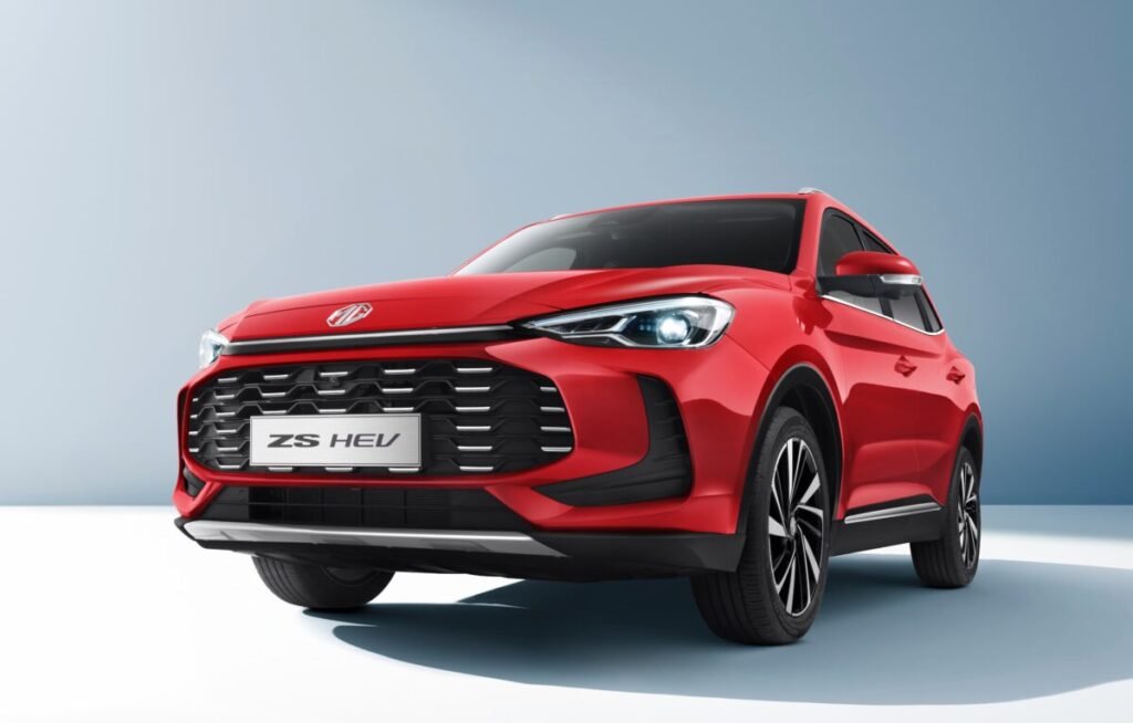 El golazo de MG con descuentos de hasta 12.800€ hasta final de mes Imagen que muestra el exterior del MG ZS Hybrid de color rojo