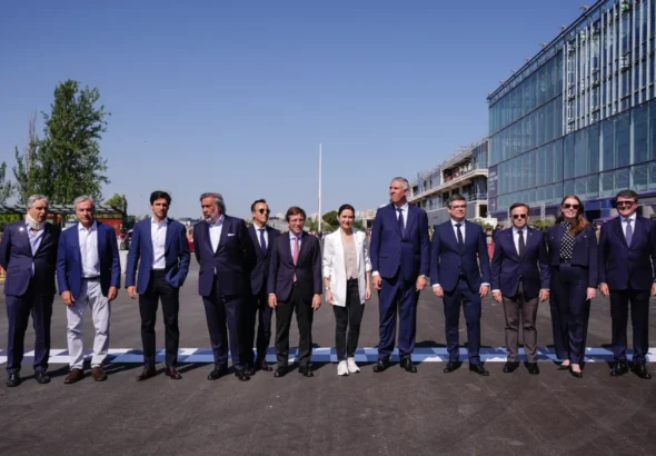 Imagen que muestra a El alcalde de Madrid, José Luis Martínez-Almeida junto a Isabel Díaz Ayuso, Presidente de la Comunidad de Madrid, entre otros representantes, participando en la presentación del circuito MADRING