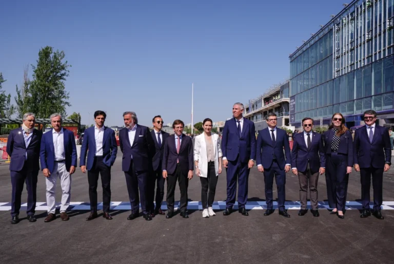 Imagen que muestra a El alcalde de Madrid, José Luis Martínez-Almeida junto a Isabel Díaz Ayuso, Presidente de la Comunidad de Madrid, entre otros representantes, participando en la presentación del circuito MADRING
