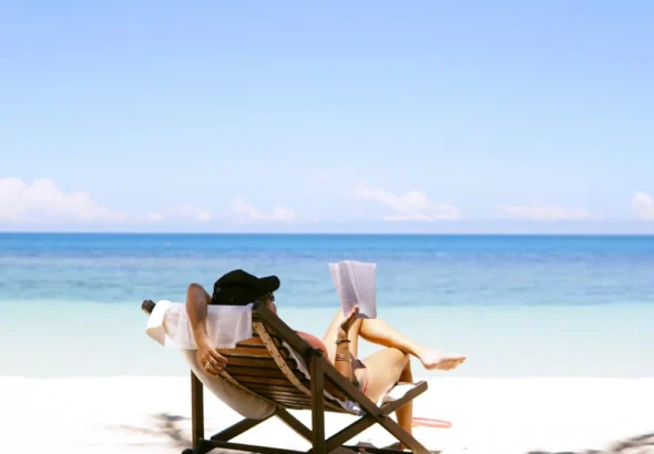 Imagen que muestra a una persona en la playa disfrutando de sus vacaciones con vuelo mas hotel incluido a Mallorca