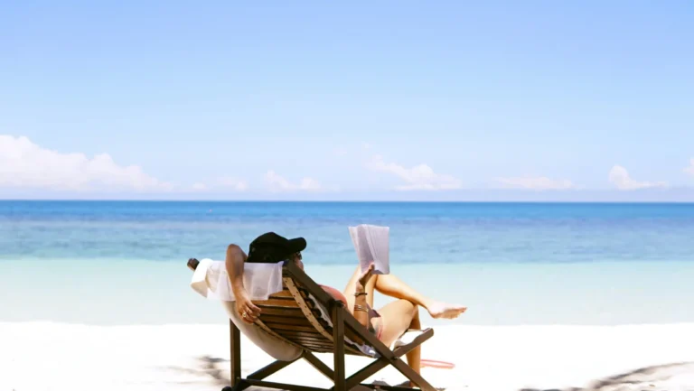 Imagen que muestra a una persona en la playa disfrutando de sus vacaciones con vuelo mas hotel incluido a Mallorca