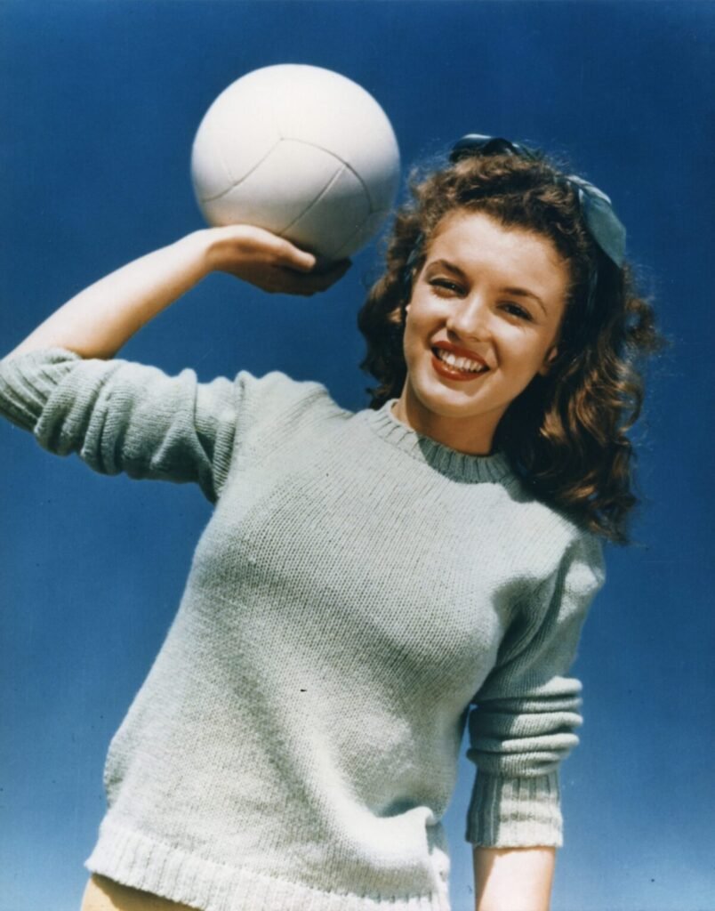 La Marilyn que Hollywood intentó callar aterriza en Movistar Plus Imagen que muestra a Marilyn Monroe de joven con una pelota en la mano