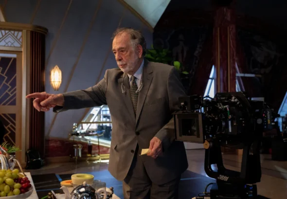 Imagen que muestra una escena del documental MegaDoc sobre las entrañas de la grabación de Megalópolis con Francis Ford Coppola en la imagen