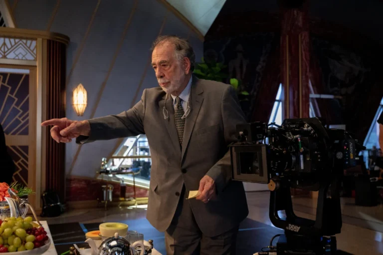Imagen que muestra una escena del documental MegaDoc sobre las entrañas de la grabación de Megalópolis con Francis Ford Coppola en la imagen