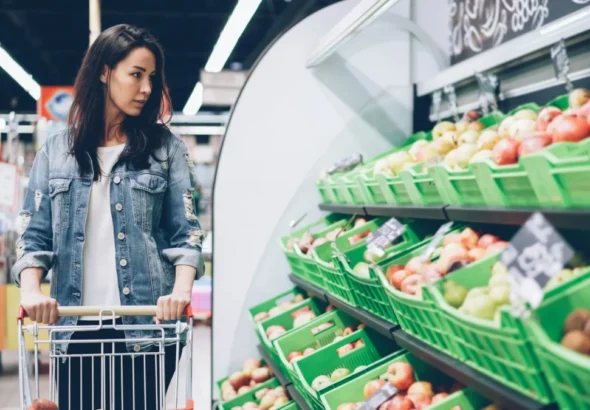 Imagen que muestra a una persona comprando en un supermercado, para ilustrar el artículo de Mercadona
